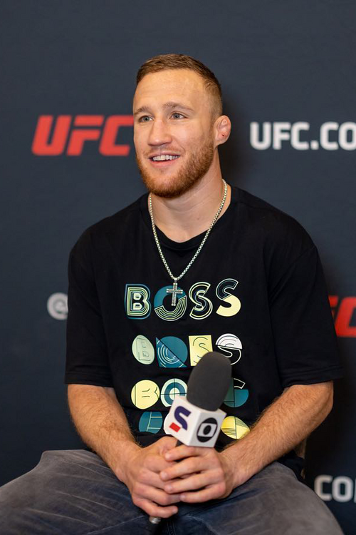 Fayl:Justin Gaethje at press conference.png