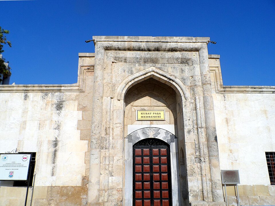 Fayl:Kubat Pasha Medrese.jpg