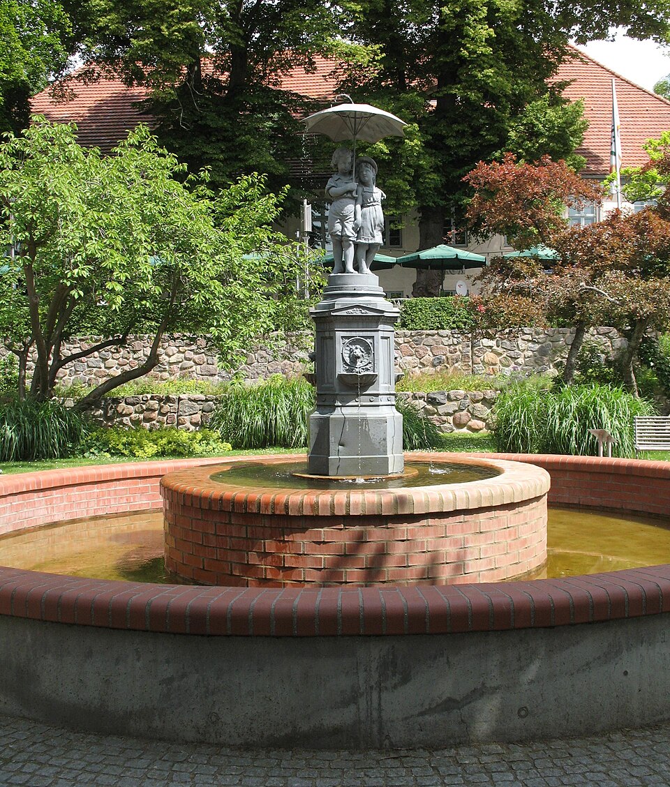 Fayl:Luebz fountain Schirmkinder.jpg