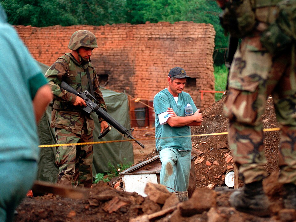 Fayl:RCMP in Kosovo.jpg