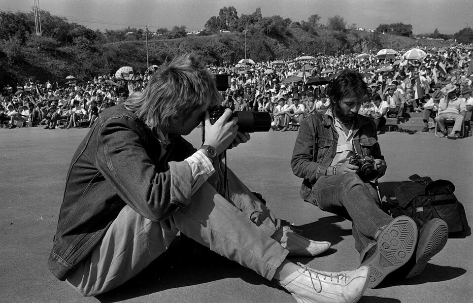 Fayl:Rebecca Hearfield Photographing Kevin Carter.jpg