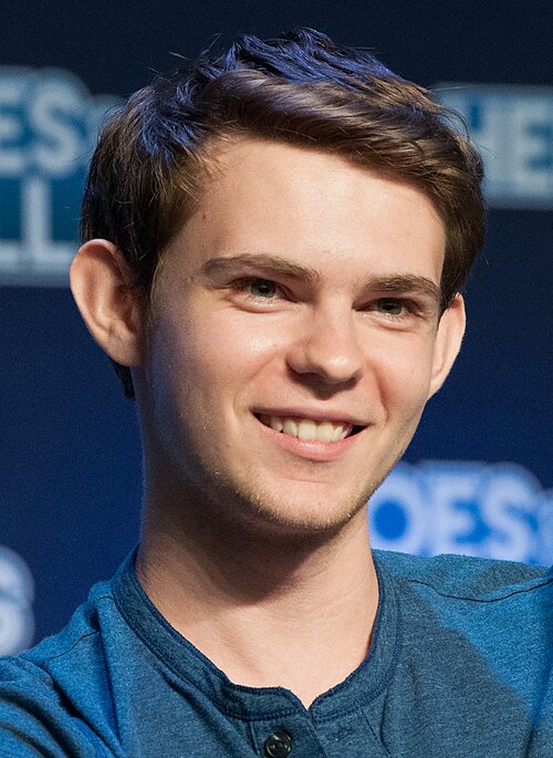 Fayl:Robbie Kay (cropped).jpg