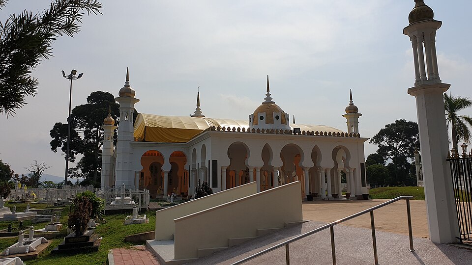 Fayl:Al-Ghufran Royal Mausoleum.jpg