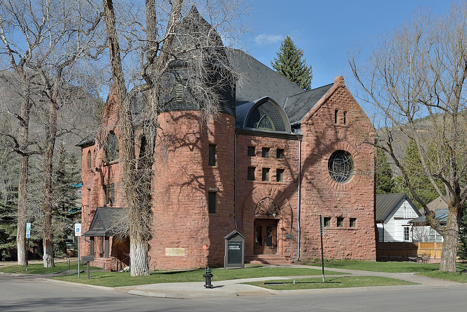 Fayl:Aspen Community church south facade.jpg