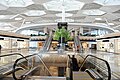 1-terminalning ikkinchi qavatiga olib chiquvchi eskalatorlari va hashamatli doʻkonlari