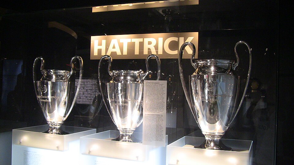 Fayl:Bayern hattrick champions league trophies.jpg