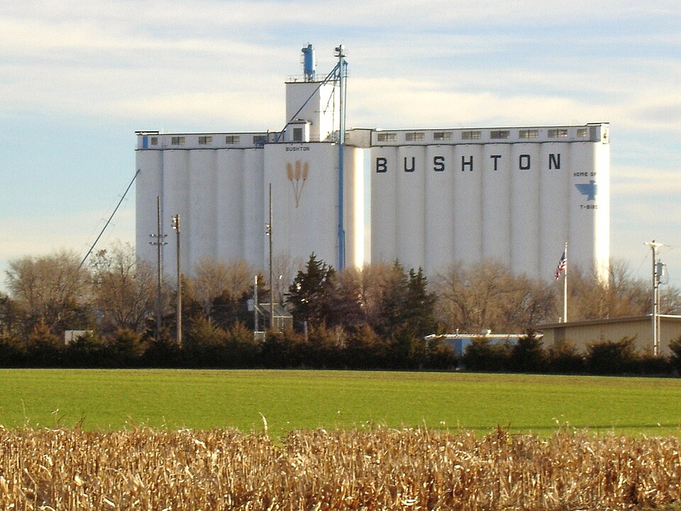 Fayl:Bushton Grain Elevators.jpg