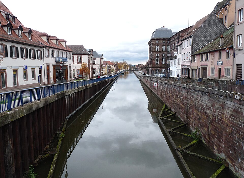 Fayl:Canal de la Marne-au-Rhin-Saverne.jpg