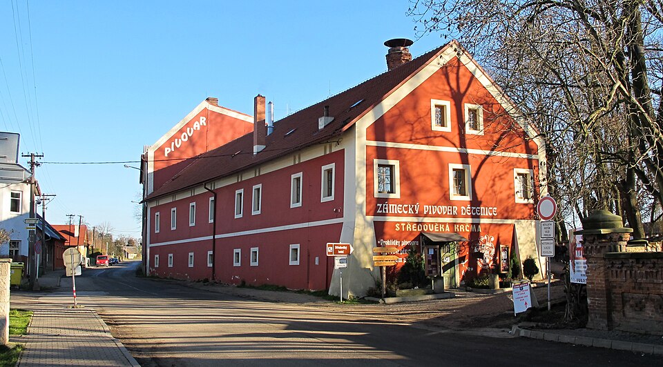 Fayl:Dětenice brewery and medieval tavern.jpg