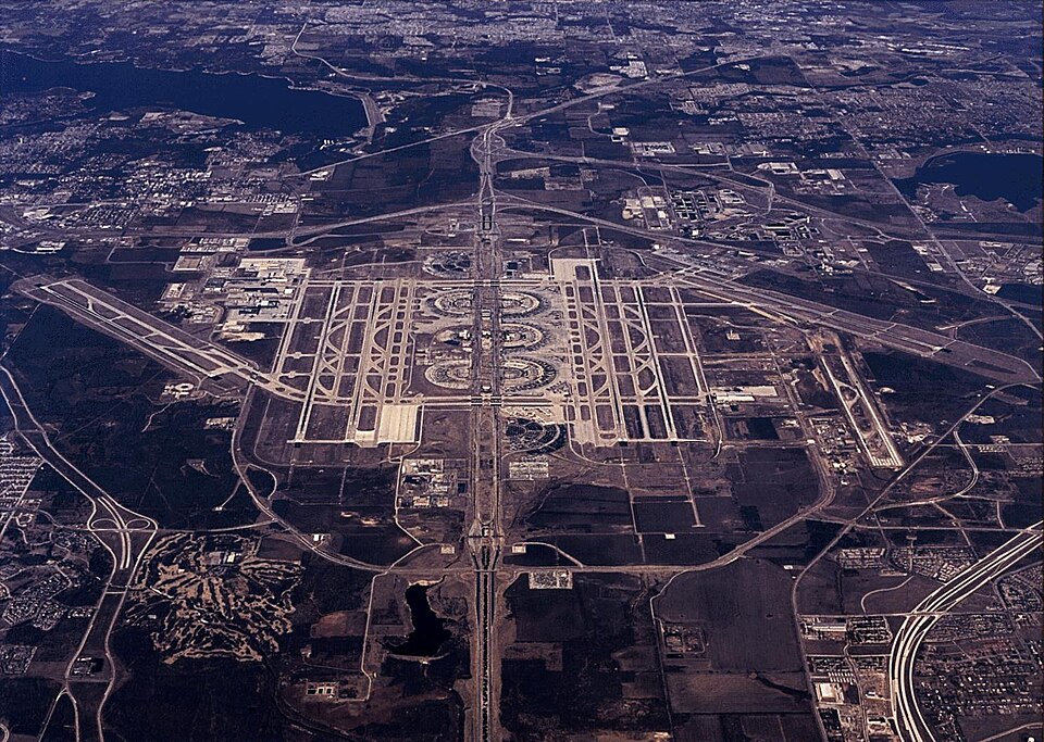 Fayl:Dfw airport.jpg