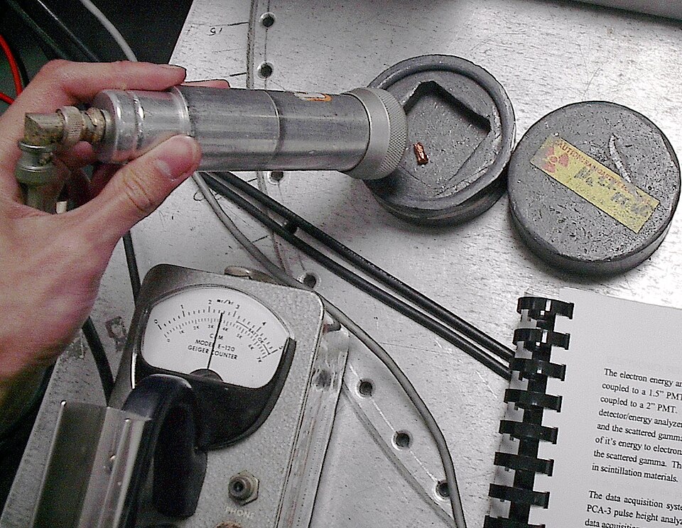Fayl:Geiger counter in use.jpg