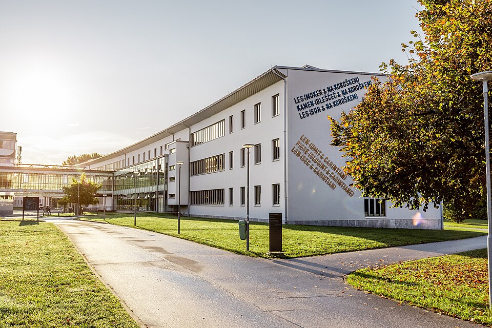 Fayl:Südtrakt der Universität Klagenfurt.jpg