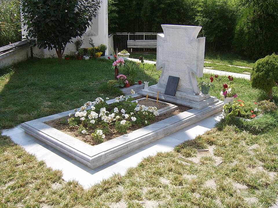 Fayl:Vanga's-Grave-Rupite.JPG