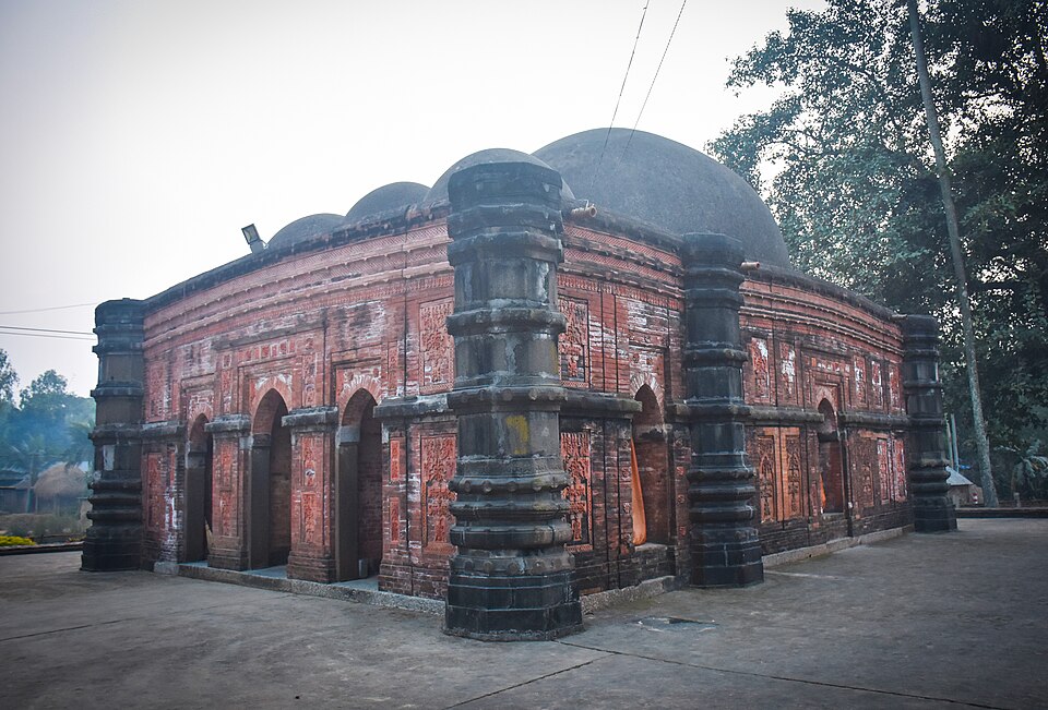 Fayl:West side of Sura Mosque.jpg
