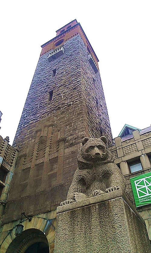 Fayl:Bear statue outside National Museum.jpg