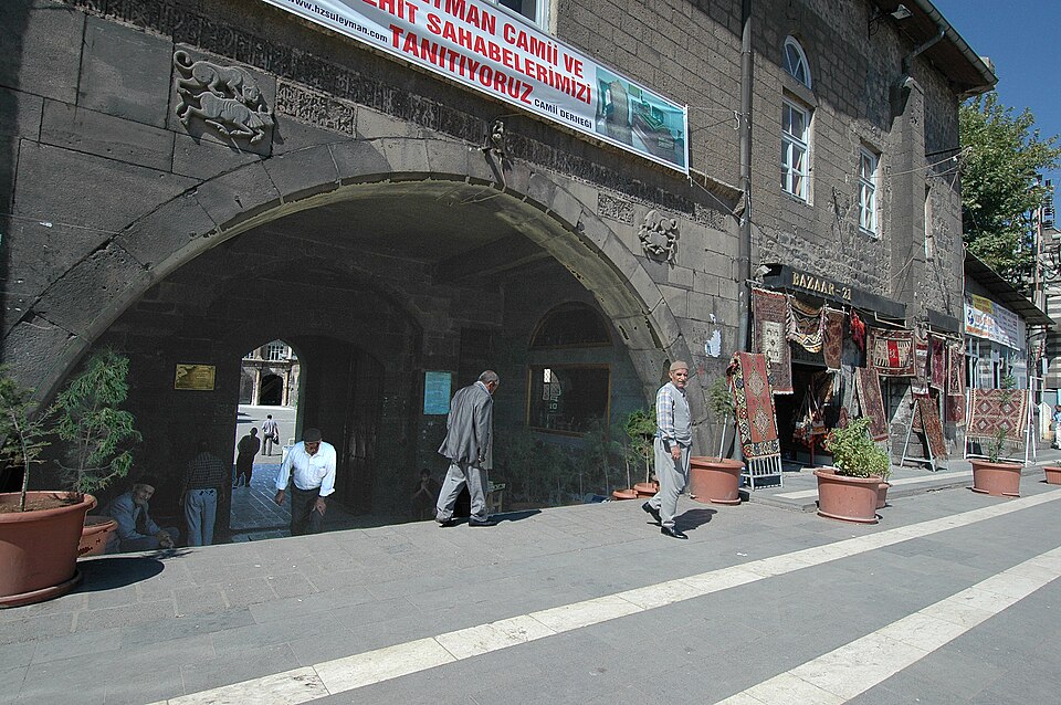 Fayl:Great Mosque of Diyarbakır 2967.jpg