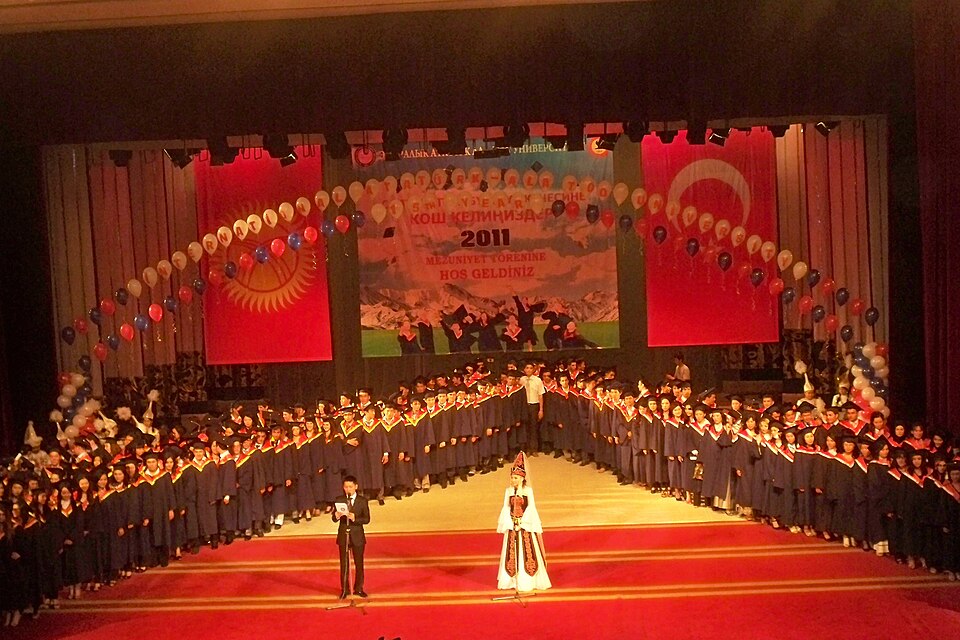 Fayl:IAAU Graduates, Class of 2011.JPG