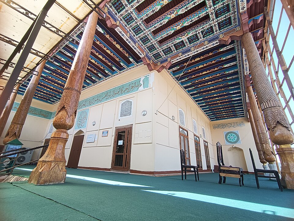 Fayl:Khanaqah mosque inside.jpg
