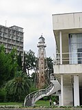 Pitsunda mayoqchasi. Chapda „Mayak“ pansionati, oʻngda ovqat xonasi.