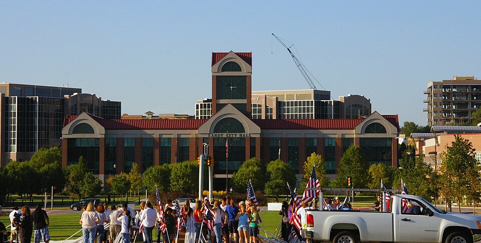 Fayl:Sandy, Utah city hall.jpg