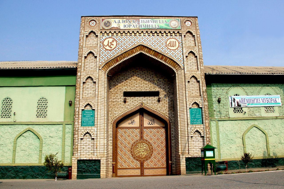 Fayl:Yetti Chinor Jome Masjidi.png