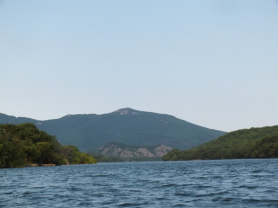 Fayl:Река Аввакумовка, Чёртов утёс.jpg