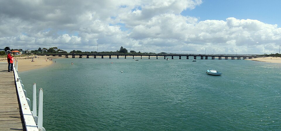 Fayl:Barwon Heads bridge Stevage.jpg