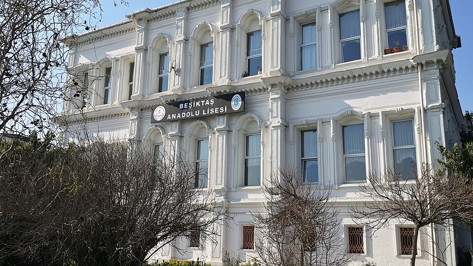 Fayl:Beşiktaş Anadolu Lisesi Önü.jpg