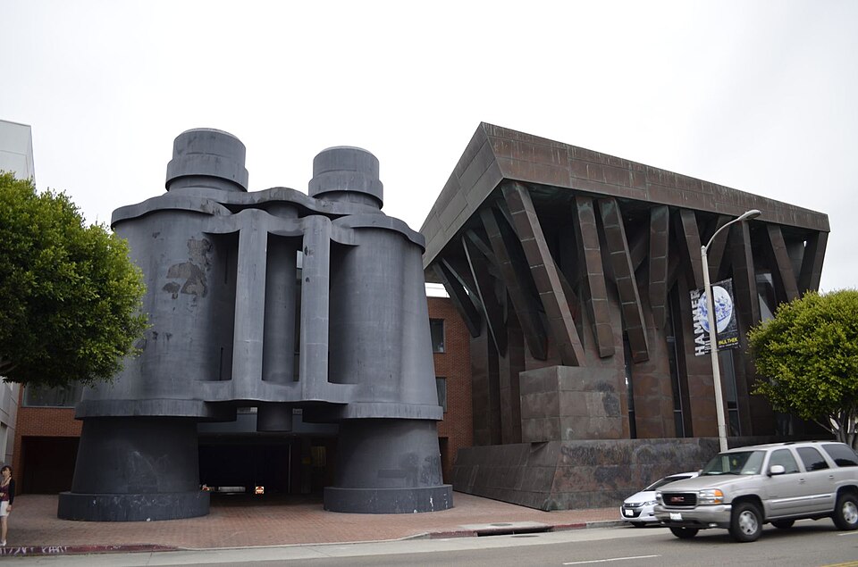 Fayl:Binoculars Building.jpg