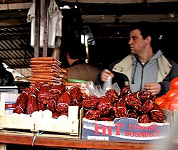 Serbiyaning Belgrad shahridagi bozorda sotiladigan qadoqlangan maydalangan va butun quritilgan paprika