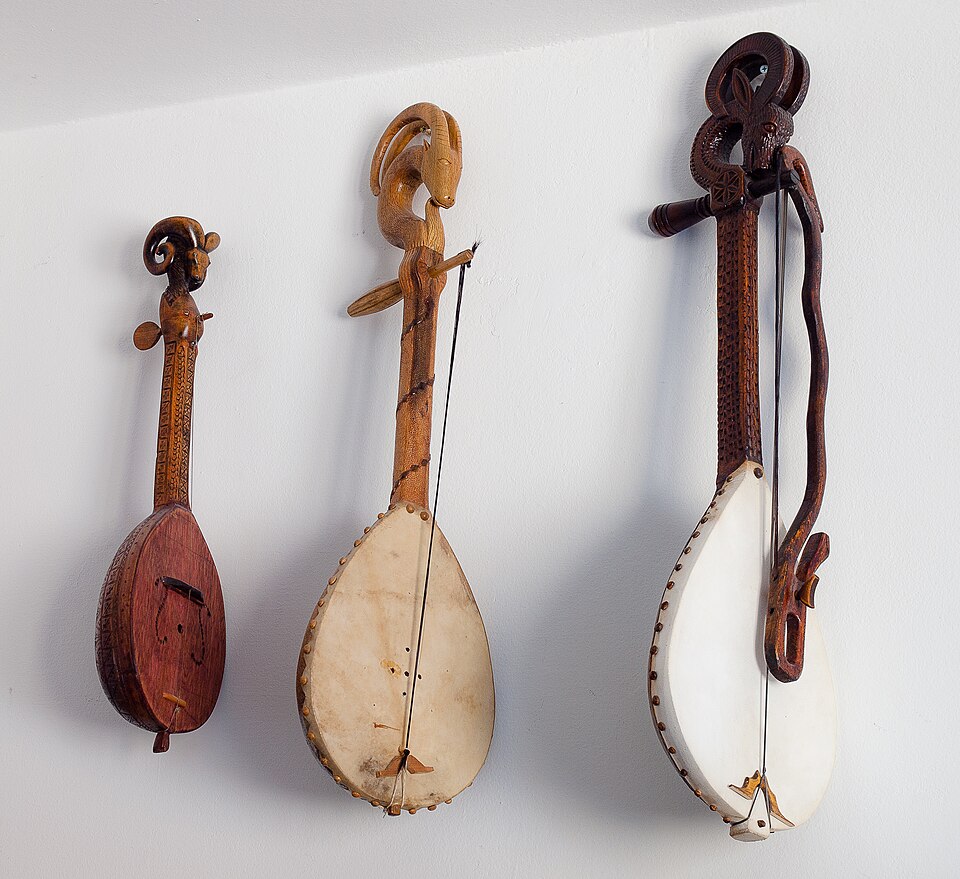 Fayl:Gusle from Montenegro and Serbia.jpg