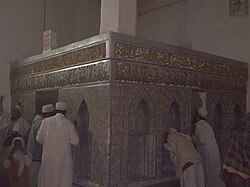 Masjid ichidagi Qirolicha maqbarasi