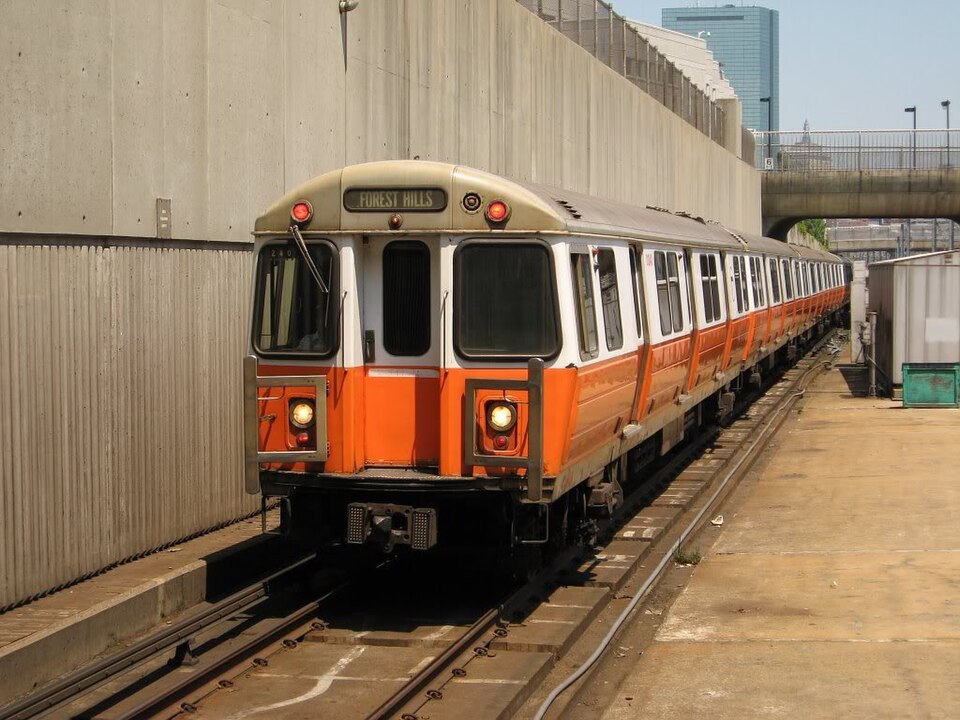 Fayl:Orange Line train enters Ruggles.jpg