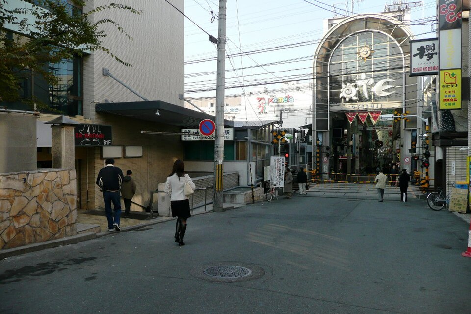 Fayl:Fushimi-Momoyama station.jpg