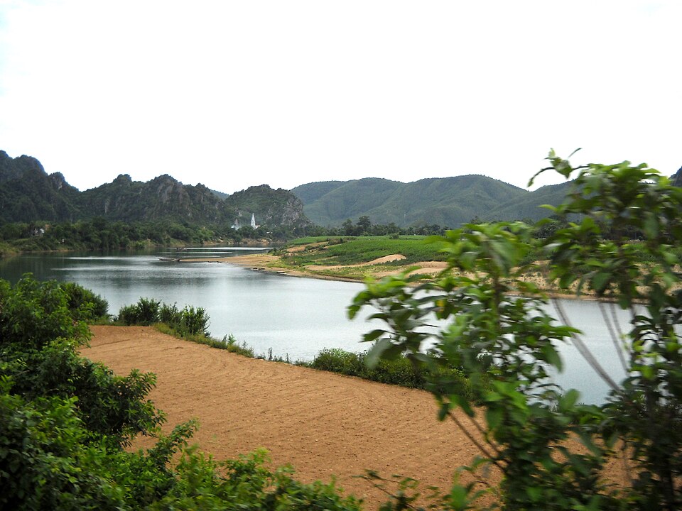 Fayl:Gianh River.jpg