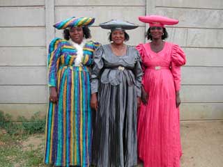 Namibiyadan kelgan Herero xalqining ayollari.