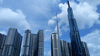 Landmark 81 Vinhomes Central Parkidagi boshqa turar-joy binolari bilan oʻralgan