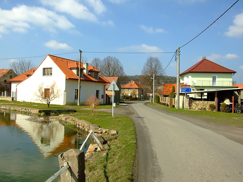 Fayl:Měňany, Tobolka, cesta.JPG