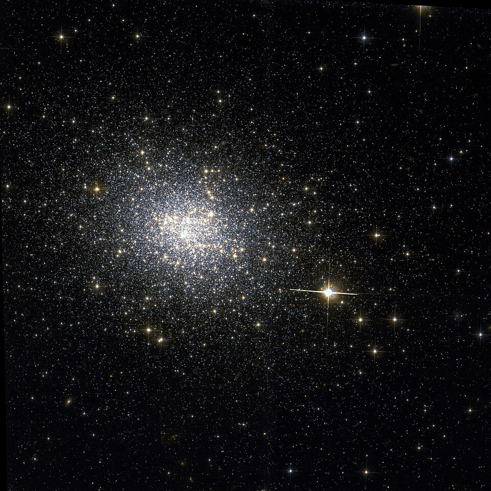 Fayl:NGC 121 Hubble WikiSky.jpg