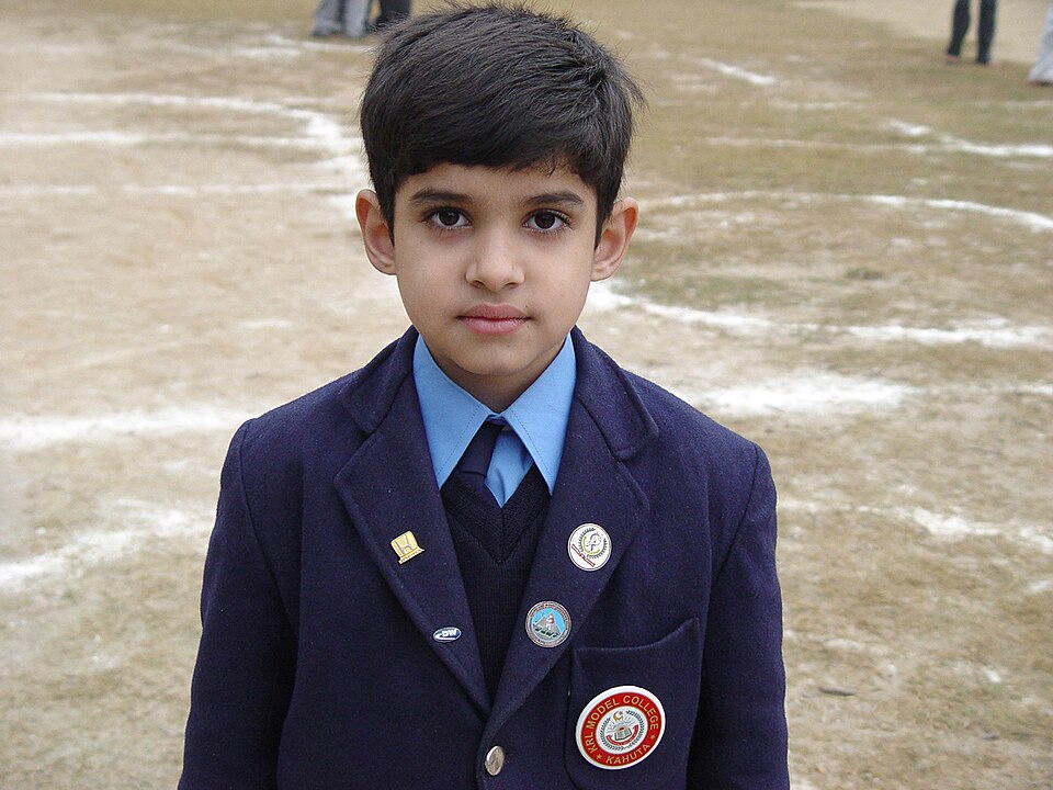 Fayl:Primary Student of Pakistan.JPG