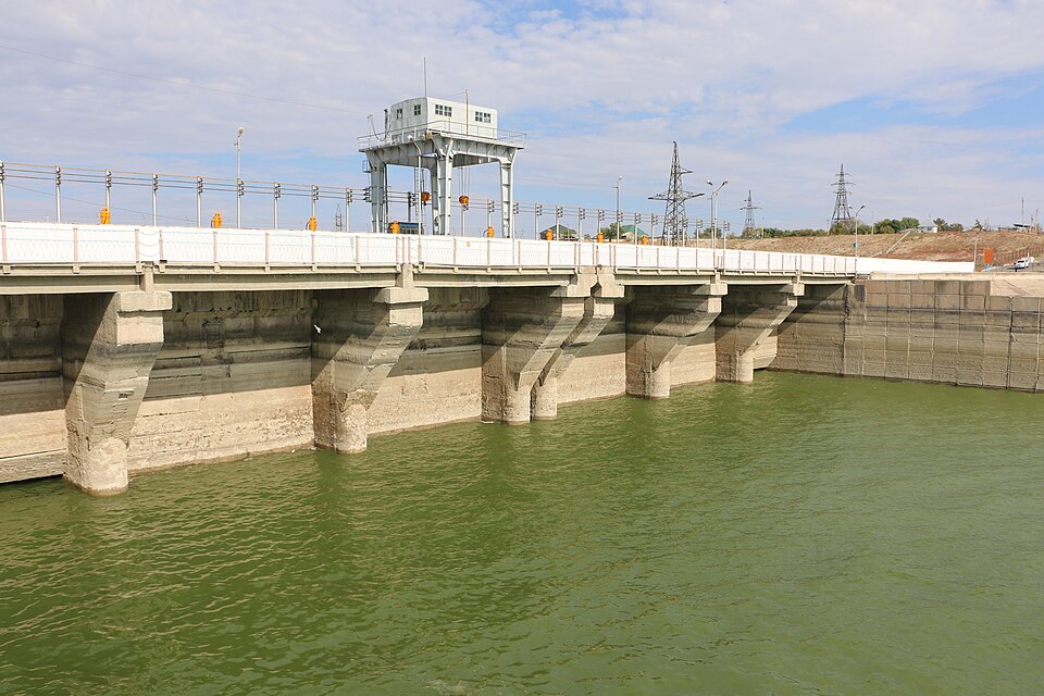 Fayl:Shardara Hydroelectric Power Station.JPG