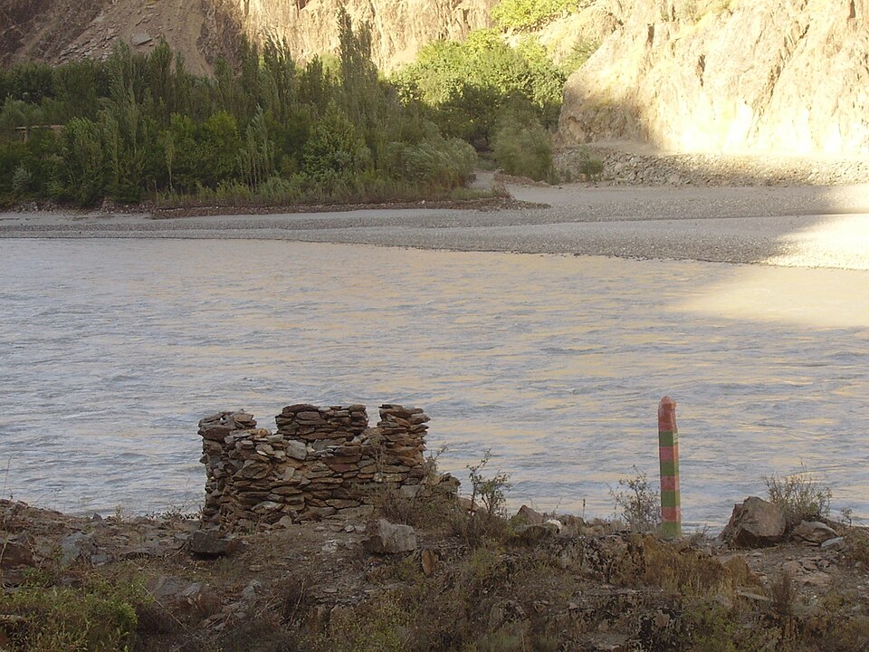 Fayl:Tajik Afghan border.jpg