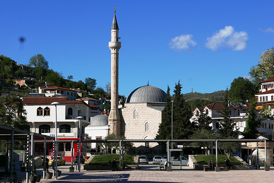 Fayl:Xhamia e Plumbit Berat.jpg
