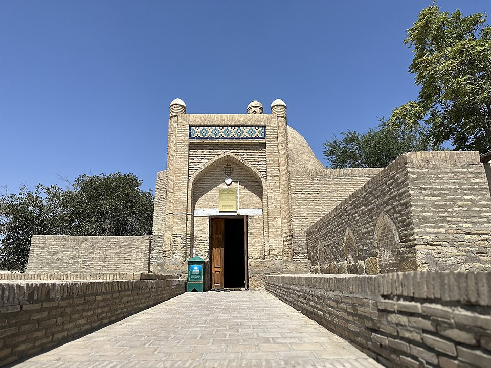 Fayl:Babai Poradoz mausoleum. Bukhara.jpg