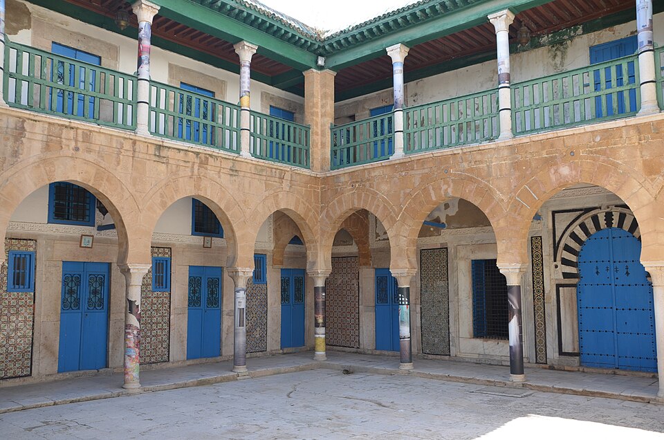 Fayl:Cour médersa Mouradia.jpg