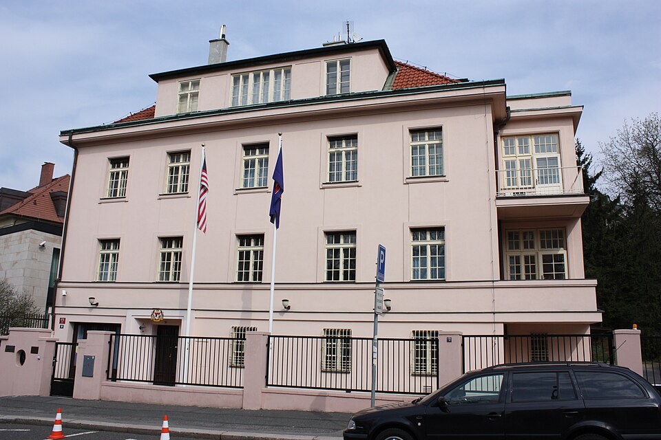 Fayl:Malaysian Embassy Prague 5313.JPG