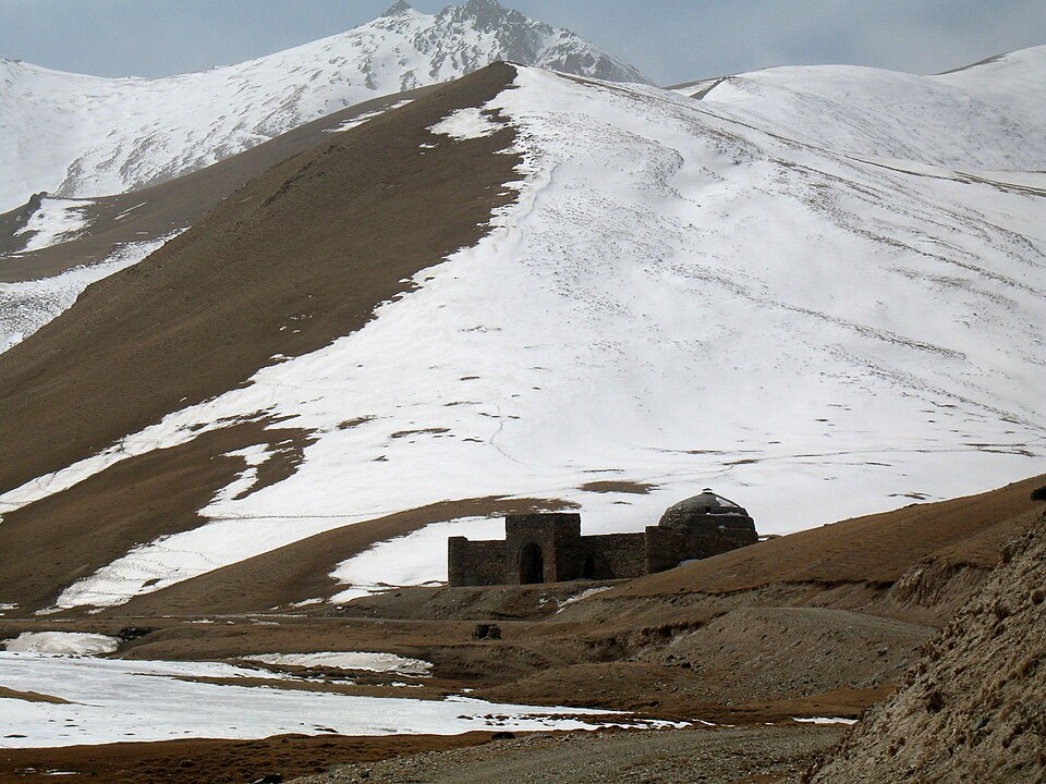 Fayl:Tash Rabat in mountains.jpg