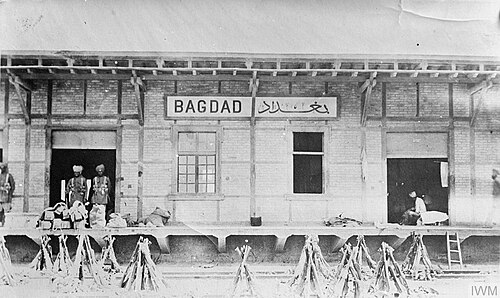 Hindiston askarlari Bagʻdod temir yoʻl vokzalini qoʻriqlashmoqda.