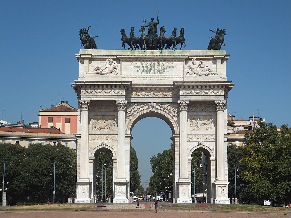 Fayl:Triumphal arch in Milan (8870285141).jpg