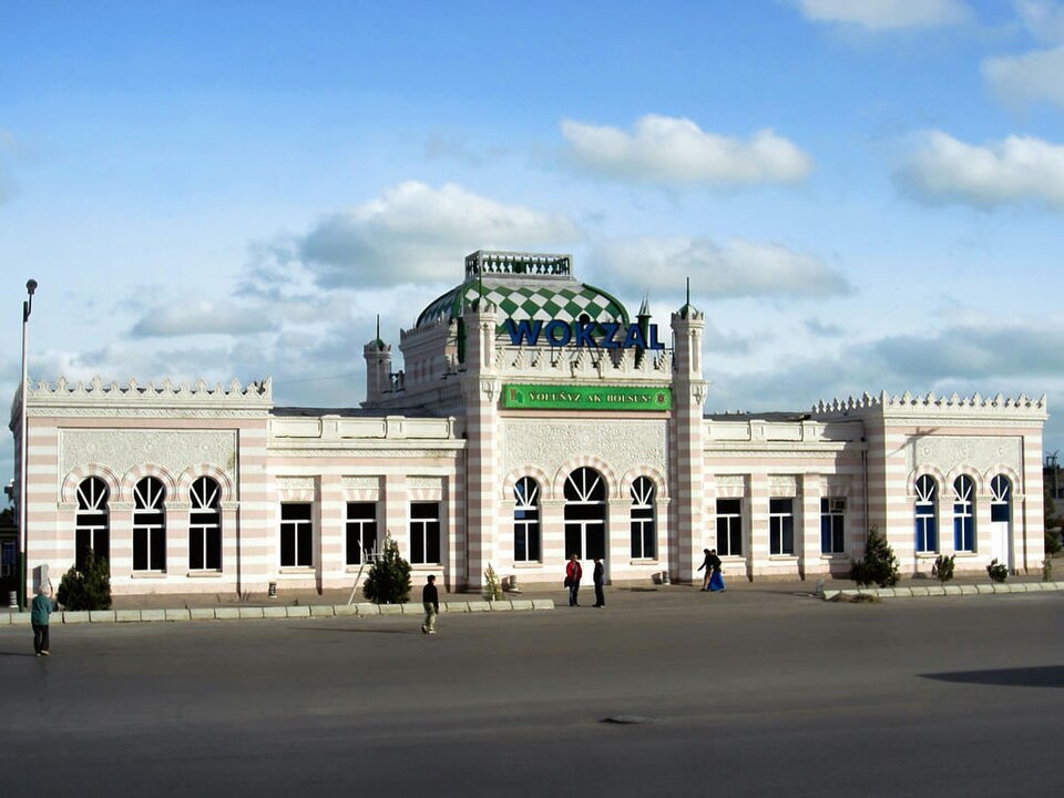 Fayl:Turkmenbashi Railway Station.jpg